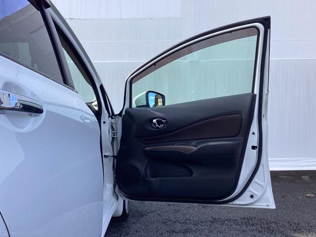 ノート ｅ－パワーメダリスト　メモリーナビ　リアカメラ　ＥＴＣ　被害軽減ブレーキ　ＤＶＤ再生可　ＴＶナビ　ＶＤＣ　ドライブレコーダ　バックモニター　クルコン　フロントカメラ　インテリキー　盗難防止装置　ＬＥＤランプ　キーフリー（25枚目）