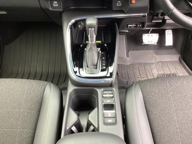 ヴェゼル ｅ：ＨＥＶＺ　メモリーナビ　ＥＴＣ　リアカメラ　衝突回避支援ブレーキ機能　パノラミックビューモニター　スマキ　Ｐトランク　フルオートエアコン　エアバッグ　両席エアバック　Ｒカメ　記録簿付　パワーウィンドウ　ソナー（16枚目）