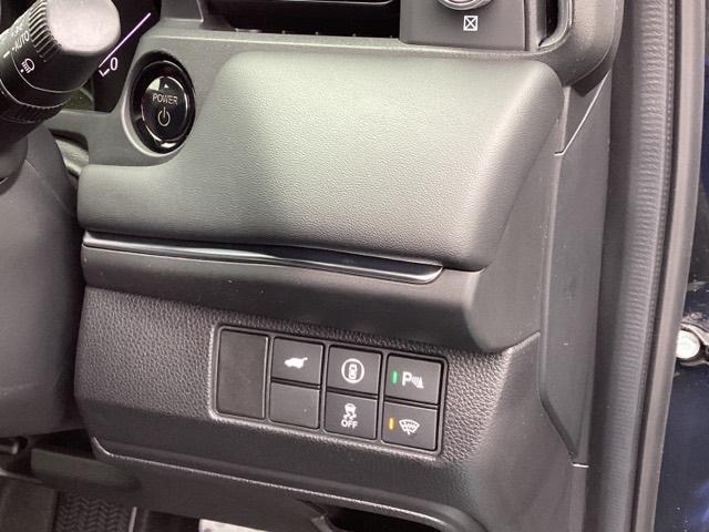 ヴェゼル ｅ：ＨＥＶＺ　メモリーナビ　ＥＴＣ　リアカメラ　衝突回避支援ブレーキ機能　パノラミックビューモニター　スマキ　Ｐトランク　フルオートエアコン　エアバッグ　両席エアバック　Ｒカメ　記録簿付　パワーウィンドウ　ソナー（17枚目）