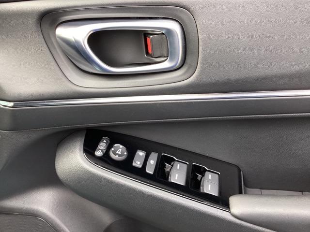 ヴェゼル ｅ：ＨＥＶＺ　メモリーナビ　ＥＴＣ　リアカメラ　衝突回避支援ブレーキ機能　パノラミックビューモニター　スマキ　Ｐトランク　フルオートエアコン　エアバッグ　両席エアバック　Ｒカメ　記録簿付　パワーウィンドウ　ソナー（25枚目）