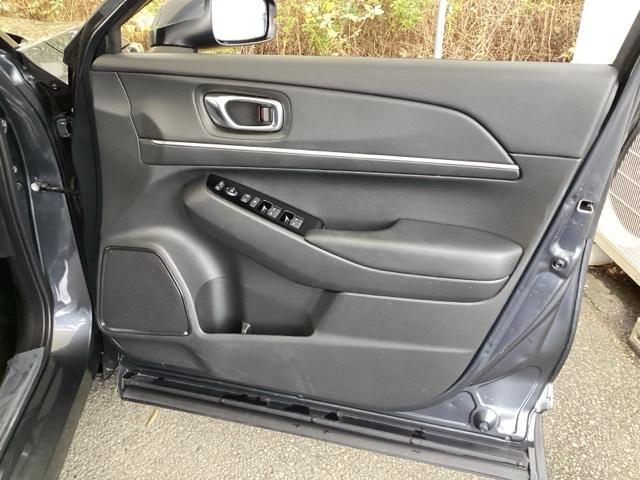 ヴェゼル ｅ：ＨＥＶＺ　純正メモリーナビ　ドラレコ　リアカメラ　衝突回避支援ブレーキ機能　スマキ　フルオートエアコン　Ｄレコ　エアバッグ　両席エアバック　Ｒカメ　記録簿付　パワーウィンドウ　ＬＥＤランプ　ソナー　クルーズＣ（54枚目）