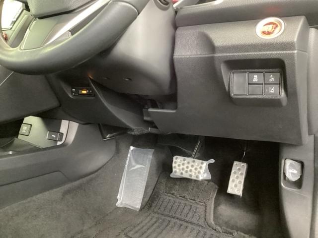 シビック ハッチバック　純正メモリーナビ　リアカメラ　ＥＴＣ　追突軽減ブレーキ　盗難防止装置　Ｂモニター　整備記録簿　横滑防止　シートヒーター付き　ＬＥＤライト　フルセグＴＶ　スマートキー　ＡＡＣ　ナビ・ＴＶ　オートクルーズ（15枚目）