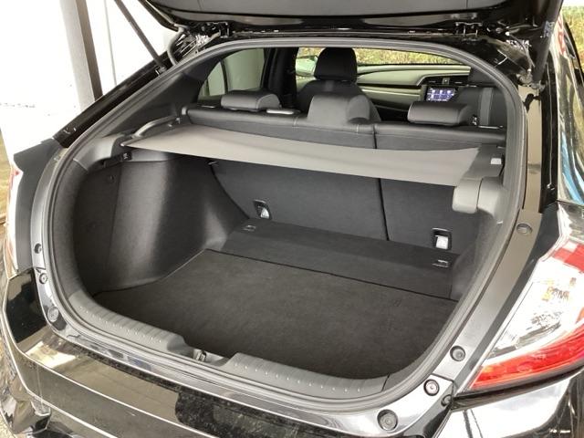 シビック ハッチバック　純正メモリーナビ　リアカメラ　ＥＴＣ　追突軽減ブレーキ　盗難防止装置　Ｂモニター　整備記録簿　横滑防止　シートヒーター付き　ＬＥＤライト　フルセグＴＶ　スマートキー　ＡＡＣ　ナビ・ＴＶ　オートクルーズ（18枚目）