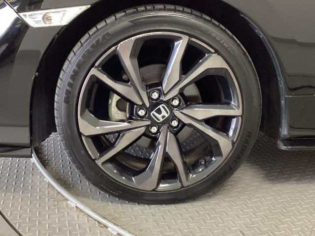 シビック ハッチバック　純正メモリーナビ　リアカメラ　ＥＴＣ　追突軽減ブレーキ　盗難防止装置　Ｂモニター　整備記録簿　横滑防止　シートヒーター付き　ＬＥＤライト　フルセグＴＶ　スマートキー　ＡＡＣ　ナビ・ＴＶ　オートクルーズ（21枚目）
