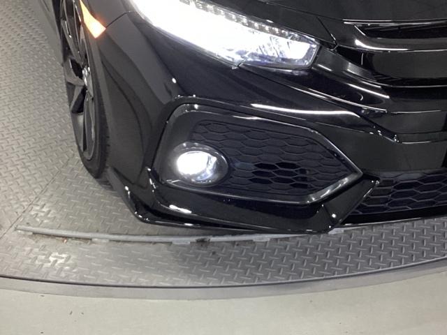 シビック ハッチバック　純正メモリーナビ　リアカメラ　ＥＴＣ　追突軽減ブレーキ　盗難防止装置　Ｂモニター　整備記録簿　横滑防止　シートヒーター付き　ＬＥＤライト　フルセグＴＶ　スマートキー　ＡＡＣ　ナビ・ＴＶ　オートクルーズ（24枚目）