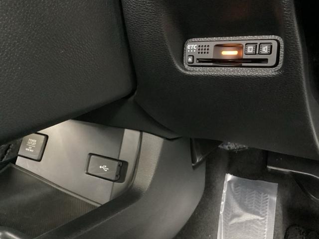 シビック ハッチバック　純正メモリーナビ　リアカメラ　ＥＴＣ　追突軽減ブレーキ　盗難防止装置　Ｂモニター　整備記録簿　横滑防止　シートヒーター付き　ＬＥＤライト　フルセグＴＶ　スマートキー　ＡＡＣ　ナビ・ＴＶ　オートクルーズ（46枚目）