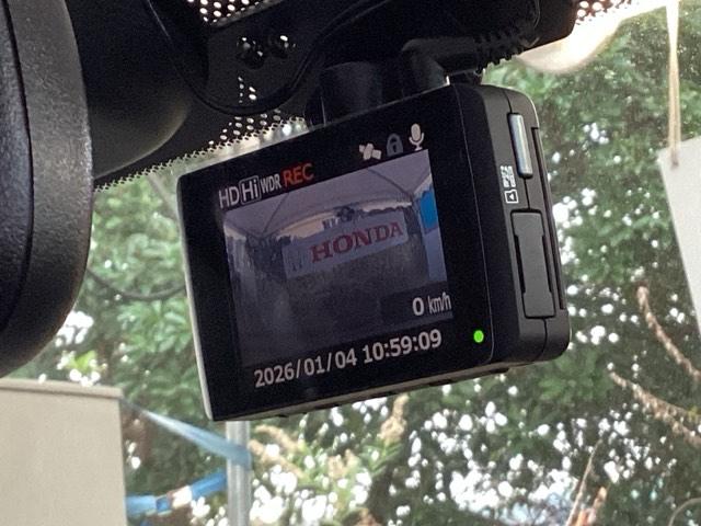 シビック ハッチバック　純正メモリーナビ　リアカメラ　ＥＴＣ　追突軽減ブレーキ　盗難防止装置　Ｂモニター　整備記録簿　横滑防止　シートヒーター付き　ＬＥＤライト　フルセグＴＶ　スマートキー　ＡＡＣ　ナビ・ＴＶ　オートクルーズ（50枚目）