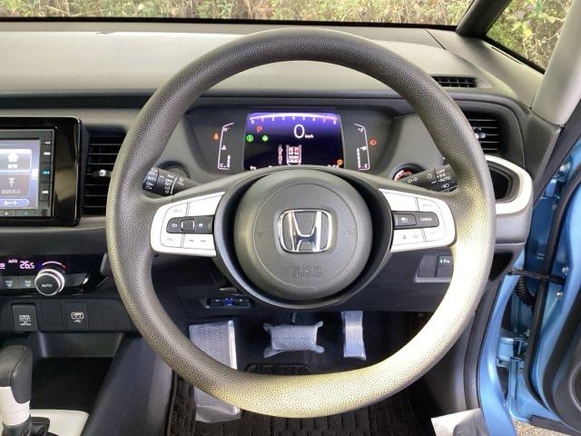 フィット ホーム　メモリーナビ　ＥＴＣ　リアカメラ　衝突軽減ブレーキ　ＬＥＤライト　オートライト　クリアランスソナー　記録簿付　エアバッグ　ｉストップ　スマ－トキ－　盗難防止装置　Ｗエアバック　ＵＳＢポート　パワステ（3枚目）