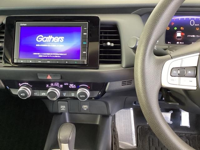 フィット ホーム　メモリーナビ　ＥＴＣ　リアカメラ　衝突軽減ブレーキ　ＬＥＤライト　オートライト　クリアランスソナー　記録簿付　エアバッグ　ｉストップ　スマ－トキ－　盗難防止装置　Ｗエアバック　ＵＳＢポート　パワステ（6枚目）