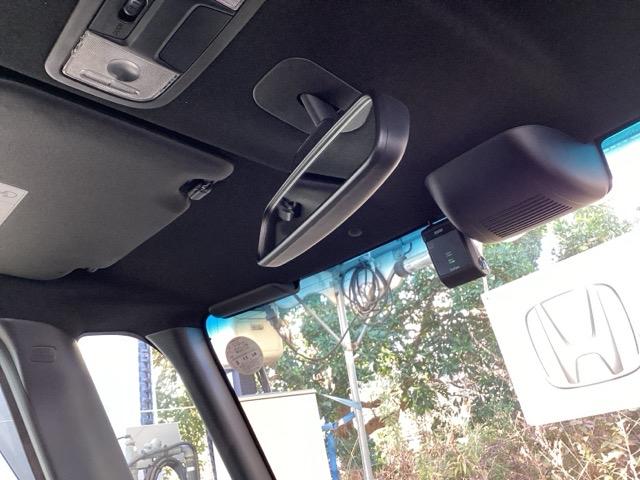 �n�[�t�V�F�C�h�t�����g�E�B���h�E�y�e�K���X��[�̐F�������z�𑕔����Ă��܂��B�L���t�����g�K���X�Ŏ��E���m�ۂ���ῂ�����}���܂��B�L�Ɩ����ł͑�Ⴂ�ł��B