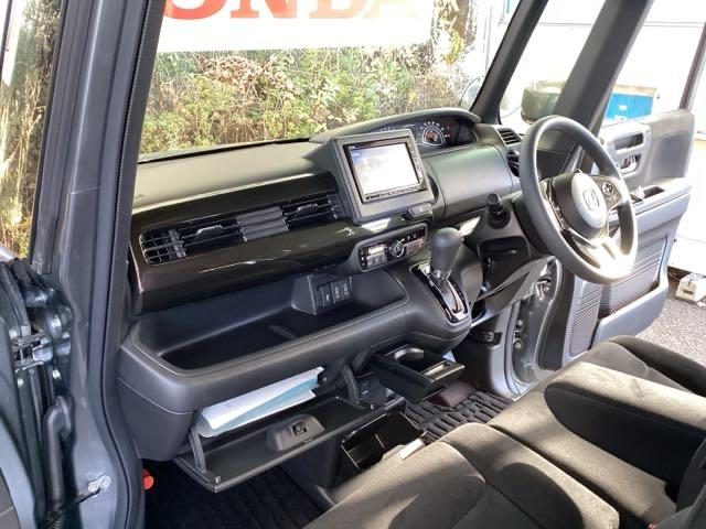 ���F���̂悢�C���p�l����ł��B����X�C�b�`��J�b�v�z���_�[���g���₷���ʒu�ɔz�u����Ă��܂��B