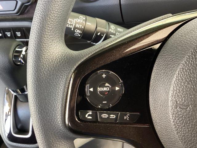 �X�e�A�����O���葤�ɃI�[�f�B�I�֘A�̃R���g���[���X�C�b�`��z�u���Ă��܂��B���쎞�͎�������炷���ƂȂ��^�]�ɏW���ł��܂��B