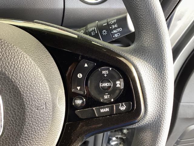 �X�e�A�����O�z�C�[���̉E�����N���[�Y�R���g���[���X�C�b�`�ł��B�A�N�Z���y�_���𓥂܂��Ɉ�葖�s���o����̂ŁA�������H�ł̑��s���O�b�Ɖ��K�ɂȂ�܂��B