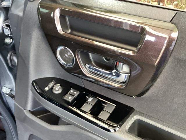 �y�p���[�E�B���h�E�X�C�b�`�z�����^�b�`�ŁA�p���[�E�C���h�E��h�A�~���[�𑀍�ł��܂��B