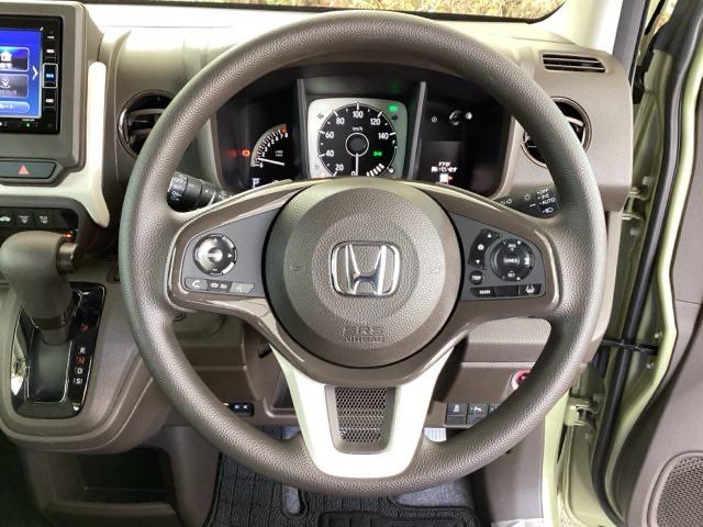 �n���h���̉E���ɂ���{�^���������N���[�Y�R���g���[���ł��B�A�N�Z���y�_���𓥂܂��ɐݒ葬�x���L�[�v�B�������H�ł̃h���C�u�����N�ɁB�܂��A���ɃI�[�f�B�I�����R���X�C�b�`������܂��B