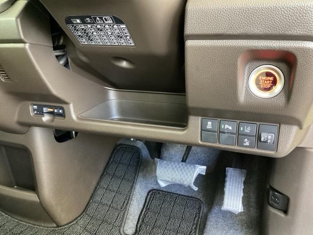 �����ɍ����ŕ֗��Ȃd�s�b������A�������h���u�r�`�Ȃǂ̃X�C�b�`�́A�^�]�Ȃ̉E���A��̓͂��₷���ʒu�ɂ���܂��B