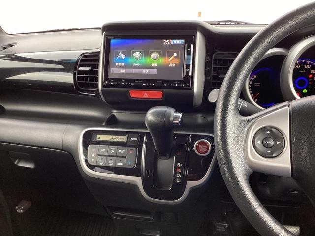 �z���_�����������[�i�r���ڂȂ̂ŁA�����ւ̃h���C�u�����C���������I�X�e�A�����O���葤�ɃI�[�f�B�I�֘A�̃R���g���[���X�C�b�`��z�u���Ă��܂��B���쎞�͎�������炷���ƂȂ��^�]�ɏW���ł��܂�