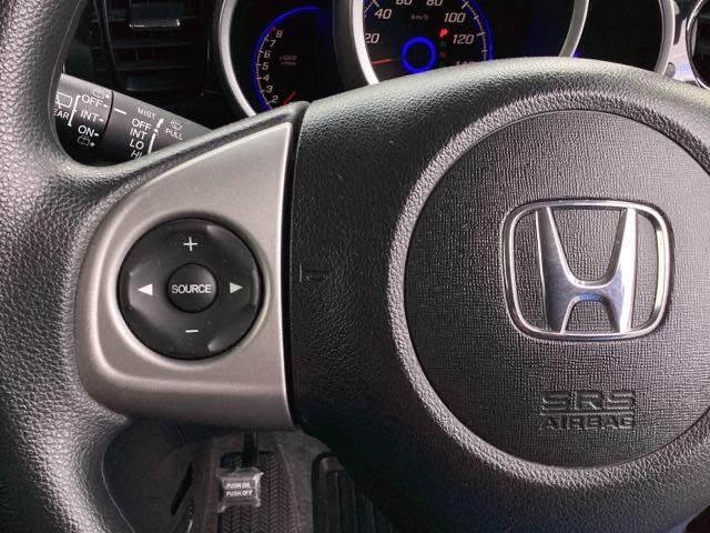 �X�e�A�����O���葤�̓I�[�f�B�I�֘A�̑���X�C�b�`�ł��B��������炷���ƂȂ��^�]�ɏW���ł��܂�