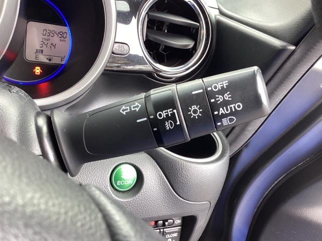 �I�[�g���C�g�R���g���[���t���Ŏ��̖͂��邳�ɉ����Ď����œ_���E�������܂��B