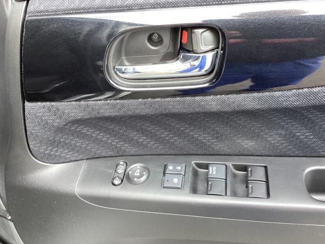 �d���i�[�������R���h�A�~���[�ƁA�p���[�E�B���h�E�}�X�^�[�X�C�b�`���͉^�]�ȃh�A�ɂ���܂��B