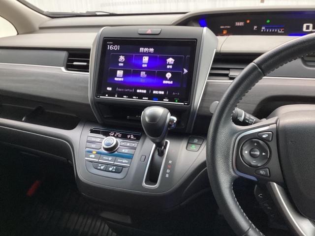 �z���_�����������[�i�r���ڂȂ̂ŁA�����ւ̃h���C�u�����C���������I�X�e�A�����O���葤�ɃI�[�f�B�I�֘A�̃R���g���[���X�C�b�`��z�u���Ă��܂��B���쎞�͎�������炷���ƂȂ��^�]�ɏW���ł��܂�