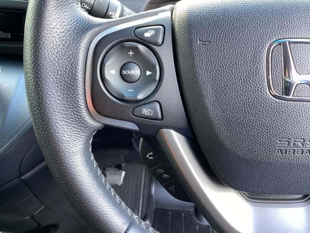 �X�e�A�����O���葤�̓I�[�f�B�I�֘A�̑���X�C�b�`�ł��B��������炷���ƂȂ��^�]�ɏW���ł��܂�