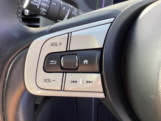 �X�e�A�����O���葤�ɃI�[�f�B�I�֘A�̃R���g���[���X�C�b�`��z�u���Ă��܂��B���쎞�͎�������炷���ƂȂ��^�]�ɏW���ł��܂��B