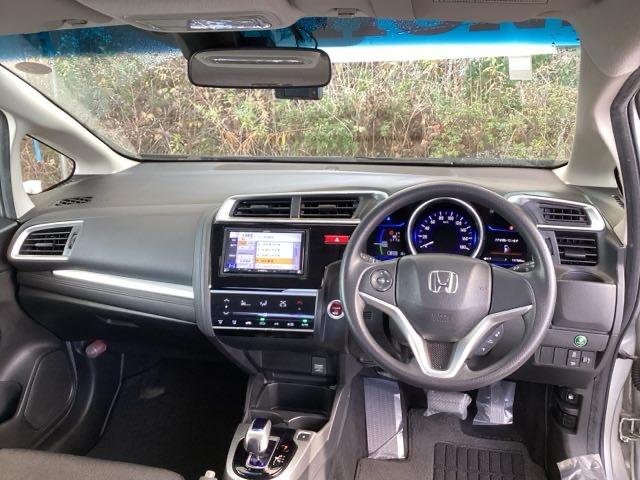 フィットハイブリッド Ｆパッケージ　メモリーナビ　衝突低減ブレーキ　ＥＴＣ　地デジＴＶ　盗難警報装置　記録簿有り　ＡＵＴＯエアコン　カーテンエアバック　助手席エアバック　ＥＣＯＮ　リヤカメラ　ＡＢＳ付　横滑り防止システム　ナビテレビ（2枚目）