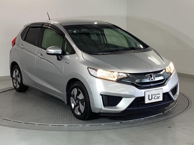 フィットハイブリッド Ｆパッケージ　メモリーナビ　衝突低減ブレーキ　ＥＴＣ　地デジＴＶ　盗難警報装置　記録簿有り　ＡＵＴＯエアコン　カーテンエアバック　助手席エアバック　ＥＣＯＮ　リヤカメラ　ＡＢＳ付　横滑り防止システム　ナビテレビ（7枚目）