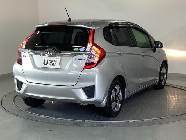 フィットハイブリッド Ｆパッケージ　メモリーナビ　衝突低減ブレーキ　ＥＴＣ　地デジＴＶ　盗難警報装置　記録簿有り　ＡＵＴＯエアコン　カーテンエアバック　助手席エアバック　ＥＣＯＮ　リヤカメラ　ＡＢＳ付　横滑り防止システム　ナビテレビ（8枚目）