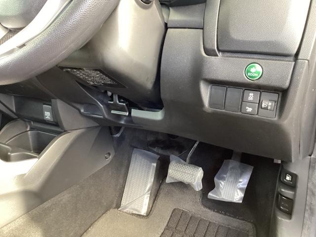 フィットハイブリッド Ｆパッケージ　メモリーナビ　衝突低減ブレーキ　ＥＴＣ　地デジＴＶ　盗難警報装置　記録簿有り　ＡＵＴＯエアコン　カーテンエアバック　助手席エアバック　ＥＣＯＮ　リヤカメラ　ＡＢＳ付　横滑り防止システム　ナビテレビ（15枚目）