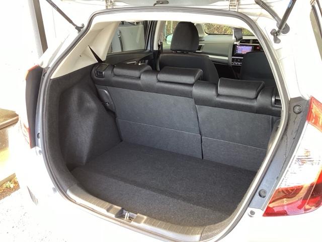 フィットハイブリッド Ｆパッケージ　メモリーナビ　衝突低減ブレーキ　ＥＴＣ　地デジＴＶ　盗難警報装置　記録簿有り　ＡＵＴＯエアコン　カーテンエアバック　助手席エアバック　ＥＣＯＮ　リヤカメラ　ＡＢＳ付　横滑り防止システム　ナビテレビ（18枚目）