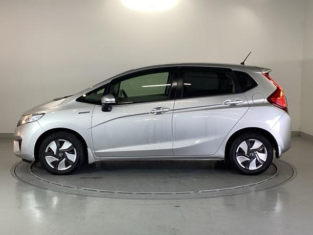 フィットハイブリッド Ｆパッケージ　メモリーナビ　衝突低減ブレーキ　ＥＴＣ　地デジＴＶ　盗難警報装置　記録簿有り　ＡＵＴＯエアコン　カーテンエアバック　助手席エアバック　ＥＣＯＮ　リヤカメラ　ＡＢＳ付　横滑り防止システム　ナビテレビ（25枚目）