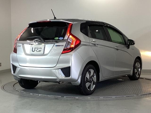 フィットハイブリッド Ｆパッケージ　メモリーナビ　衝突低減ブレーキ　ＥＴＣ　地デジＴＶ　盗難警報装置　記録簿有り　ＡＵＴＯエアコン　カーテンエアバック　助手席エアバック　ＥＣＯＮ　リヤカメラ　ＡＢＳ付　横滑り防止システム　ナビテレビ（30枚目）