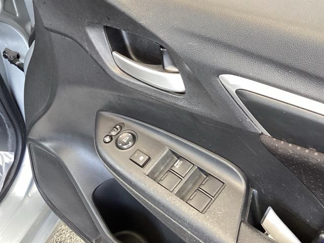 フィットハイブリッド Ｆパッケージ　メモリーナビ　衝突低減ブレーキ　ＥＴＣ　地デジＴＶ　盗難警報装置　記録簿有り　ＡＵＴＯエアコン　カーテンエアバック　助手席エアバック　ＥＣＯＮ　リヤカメラ　ＡＢＳ付　横滑り防止システム　ナビテレビ（49枚目）