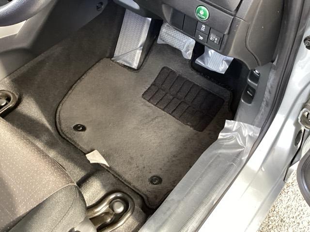 フィットハイブリッド Ｆパッケージ　メモリーナビ　衝突低減ブレーキ　ＥＴＣ　地デジＴＶ　盗難警報装置　記録簿有り　ＡＵＴＯエアコン　カーテンエアバック　助手席エアバック　ＥＣＯＮ　リヤカメラ　ＡＢＳ付　横滑り防止システム　ナビテレビ（51枚目）