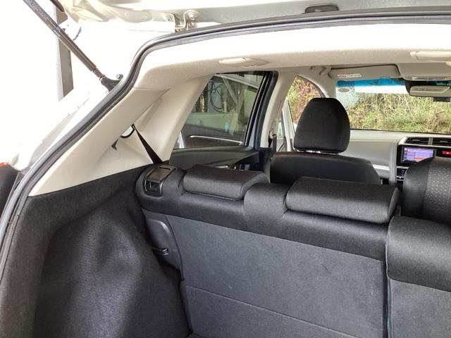 フィットハイブリッド Ｆパッケージ　メモリーナビ　衝突低減ブレーキ　ＥＴＣ　地デジＴＶ　盗難警報装置　記録簿有り　ＡＵＴＯエアコン　カーテンエアバック　助手席エアバック　ＥＣＯＮ　リヤカメラ　ＡＢＳ付　横滑り防止システム　ナビテレビ（61枚目）