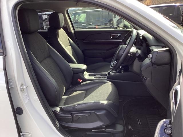 �^�]�Ȃ́A�傫�ȍ��ʂƕ�ݍ��ނ悤�Ȕw�����ꂪ�h���C�o�[�̐g�̑S�̂���������x���܂��B�㎿�ȃV�[�g�f�ނƍ���S�n�̂悢�N�b�V�������̗p���A�����Ԃ̉^�]��R�[�i�[�̑����������K�ł��B