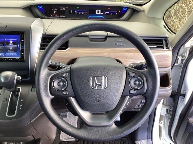 �n���h���̉E���ɂ���{�^���������N���[�Y�R���g���[���ł��B�A�N�Z���y�_���𓥂܂��ɐݒ葬�x���L�[�v�B�������H�ł̃h���C�u�����N�ɁB�܂��A���ɃI�[�f�B�I�����R���X�C�b�`������܂��B