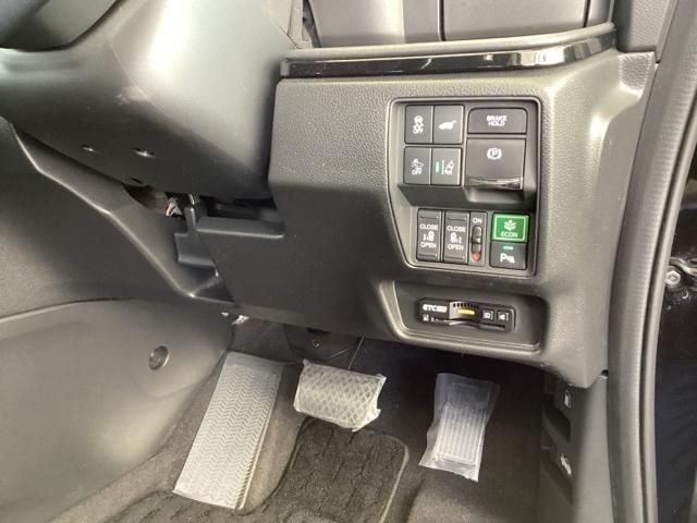 �����ŕ֗��Ȃd�s�b�A�d���X���C�h�h�A�A�R����悭����d�b�n�m�A�������h���u�r�`�Ȃǂ̃X�C�b�`�́A�^�]�Ȃ̉E���A��̓͂��₷���ʒu�ɂ���܂��B