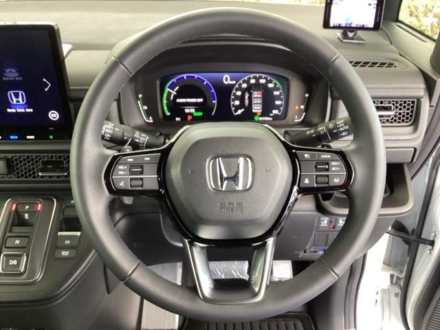 �{�v�n���h���̉E���ɂ���{�^���������N���[�Y�R���g���[���ł��B�A�N�Z���y�_���𓥂܂��ɐݒ葬�x���L�[�v�B�������H�ł̃h���C�u�����N�ɁB�܂��A���ɃI�[�f�B�I�����R���X�C�b�`������܂��B