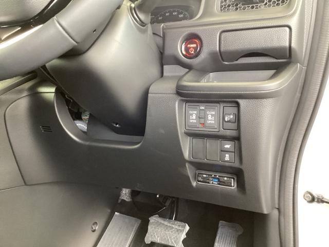 �����ŕ֗��Ȃd�s�b������A�֗��ȃp���[�X���C�h�h�A��A�������h���u�r�`�Ȃǂ̃X�C�b�`�́A�^�]�Ȃ̉E���A��̓͂��₷���ʒu�ɂ���܂��B