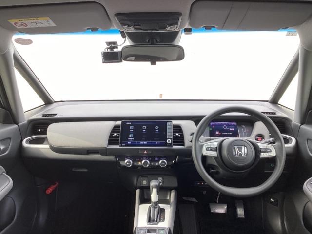 フィット クロスター　メモリーナビ　ＥＴＣ　フルセグ　リアカメラ　衝突被害軽減装置　Ｃソナー　カーテンエアバック　バックモニター　ＤＶＤ　ＵＳＢ入力　ＬＥＤヘッド　盗難防止装置　Ａストップ　オートクルーズ　オートエアコン（2枚目）