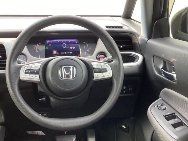 フィット クロスター　メモリーナビ　ＥＴＣ　フルセグ　リアカメラ　衝突被害軽減装置　Ｃソナー　カーテンエアバック　バックモニター　ＤＶＤ　ＵＳＢ入力　ＬＥＤヘッド　盗難防止装置　Ａストップ　オートクルーズ　オートエアコン（3枚目）