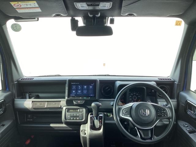 �t�����g�K���X���傫���A���C�h�Ȏ��E�ŉ^�]�����₷���Ȃ�悤�ɐݒ肳��Ă��܂��B���F���̂悢�C���p�l����ł��B����X�C�b�`��J�b�v�z���_�[���g���₷���ʒu�ɔz�u����Ă��܂��B