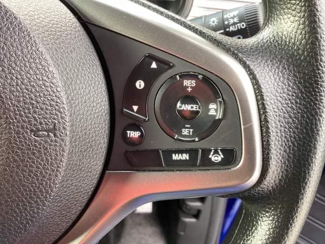 �X�e�A�����O�z�C�[���̉E�����N���[�Y�R���g���[���X�C�b�`�ł��B�A�N�Z���y�_���𓥂܂��Ɉ�葖�s���o����̂ŁA�������H�ł̑��s���O�b�Ɖ��K�ɂȂ�܂��B