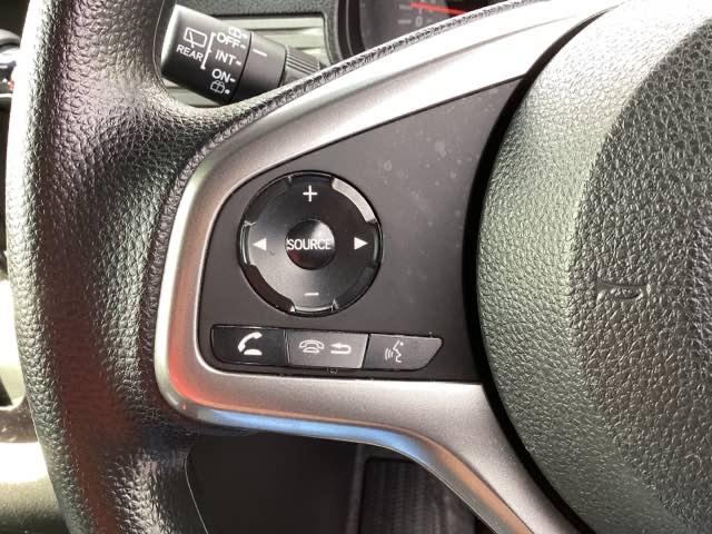 �X�e�A�����O���葤�ɃI�[�f�B�I�֘A�̃R���g���[���X�C�b�`��z�u���Ă��܂��B���쎞�͎�������炷���ƂȂ��^�]�ɏW���ł��܂��B