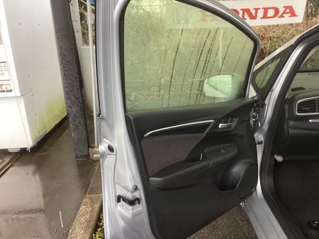 フィットハイブリッド Fパッケージ リアカメラ ETC メモリーナビ スマキー 運転席助手席エアバッグ ナビTV ECONモード キーレス 運転席エアバッグ オートエアコン ABS 地デジTV DVD視聴 パワーステアリング Rカメ(35枚目)