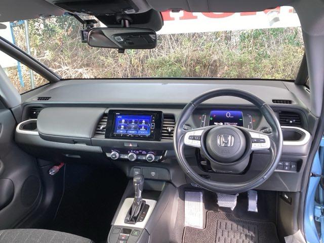 フィット ｅ：ＨＥＶホーム　メモリーナビ　ドラレコ　リアカメラ　フルセグ地デジＴＶ　助手席エアバック　衝突軽減ブレ－キ　前後障害物センサー　アクティブクルーズコントロール　ＤＶＤ再生可　Ｂモニター　整備記録簿　ＵＳＢ　Ｄレコ（2枚目）