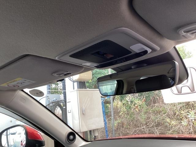 ヴェゼル ｅ：ＨＥＶＺ　純正メモリーナビ　マルチビューカメラ　Ｓヒータ　地デジフルセグＴＶ　定期点検記録簿　電動テールゲート　サイドエアバッグ　後カメラ　前後障害物センサー　横滑防止装置　エアコン　ＬＥＤヘットライト　ＡＢＳ（10枚目）